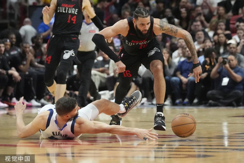 两位球员在 两位球员在